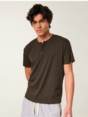 Hollister Men's Short-Sleeve Henley Tee in Brown